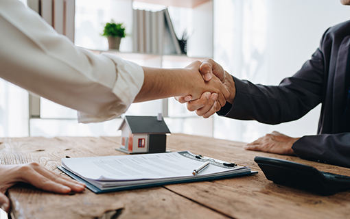 Welche Versicherungen sollten Mediziner bei einem Immobilienerwerb berücksichtigen?