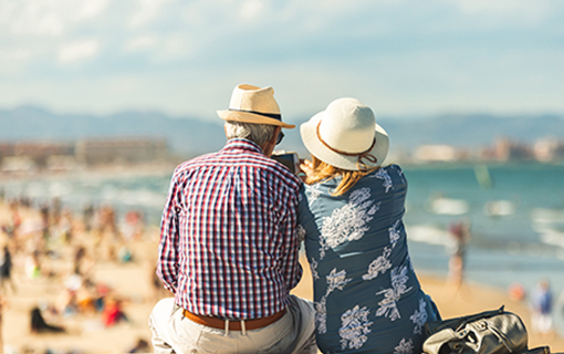Älteres Paar am Meer – Thema Altersvorsorge