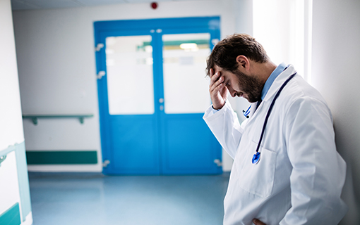 Arzt bei der Behandlung – Thema Berufshaftpflicht